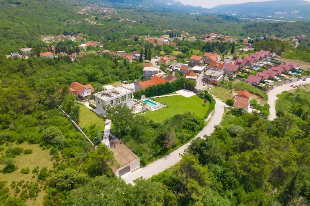 Image of Villa - 6 Bedrooms - 2 Bathrooms for Sale in Tivat-Mrcevac-Montenegro, Image 15